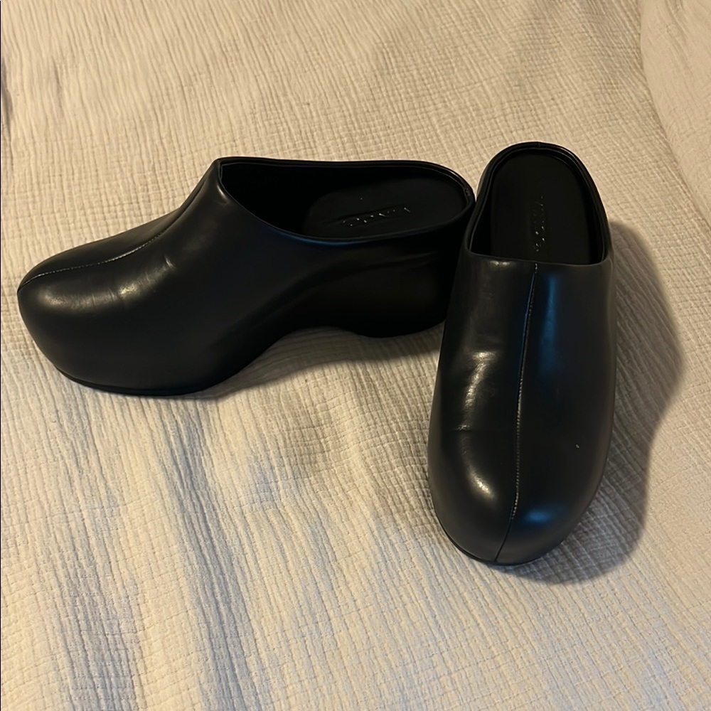 Vince
Women's Isa Clog Sandals